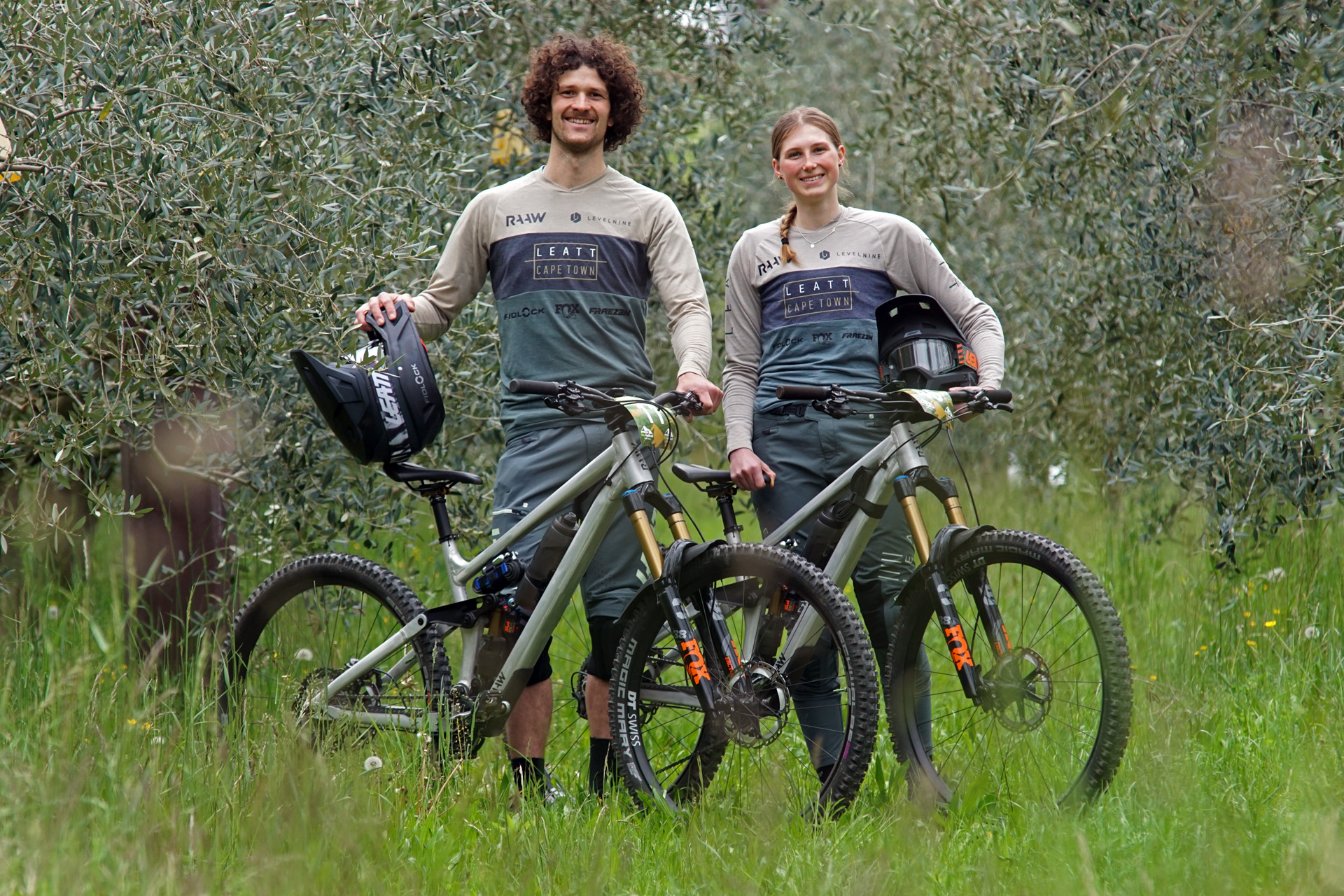 Der Deutsche Meister im Enduro, Torben Drach und  seine Teamkollegin Helen Weber vom RAAW bc.bike Gravity Team setzen levelnine Lenker und Vorbauten erfolgreich im Enduro World Cup ein.