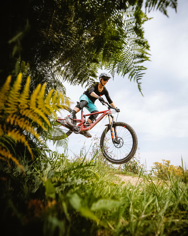 Für die erfolgreiche Enduro-Rennfahrerin Raphaela Richter wurden individuelle Mountainbike Lenker gebaut – LEVELNINE kann dank des direkten Vertriebswegs schnell auf den Bedarf von Fahrradfahrer:innen reagieren.
